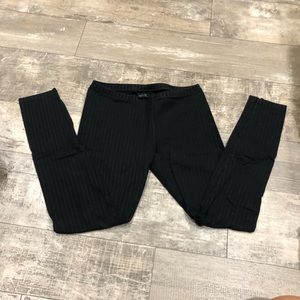 Hue Black pinstriped leggings